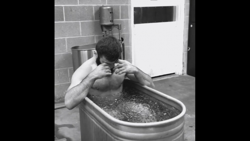 Вагаб вагабов в ледянной ванне