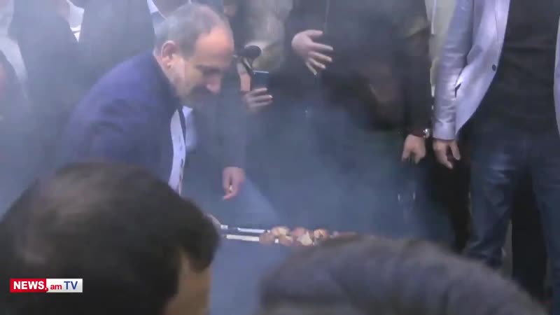 Փաշինյանը խորոված է անում մաշտոցի պուրակում (online video cutter com)