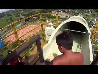 Отменная красотка трахается под зонтиком от солнца