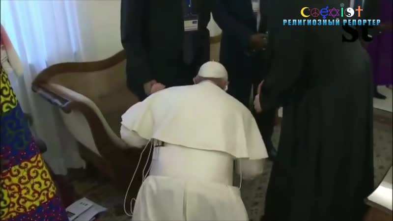 Зачем папа римский целует ноги президенту южного судана?