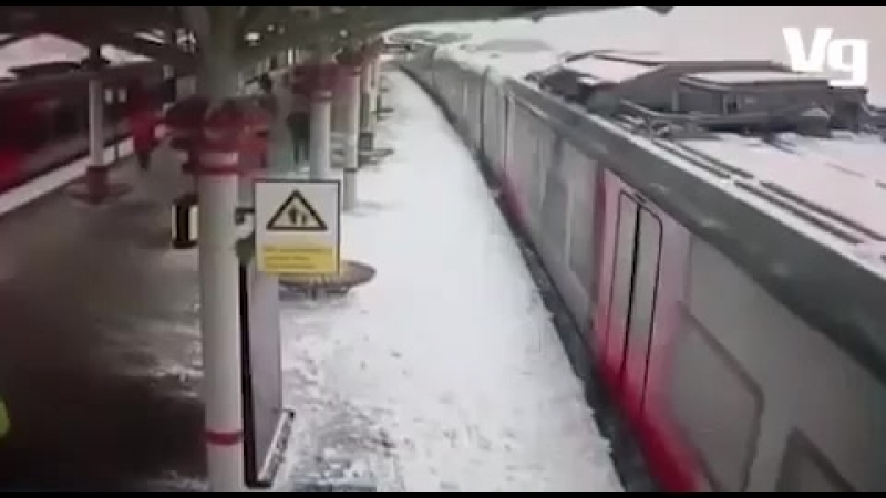 Снежная лавина с крыши платформы падает на поезд на мцк