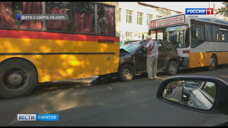 Иномарку с двух сторон зажали автобусы и смяли ее