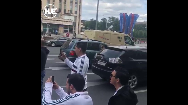 В москве болельщики с медведем отметили победу сборной россии