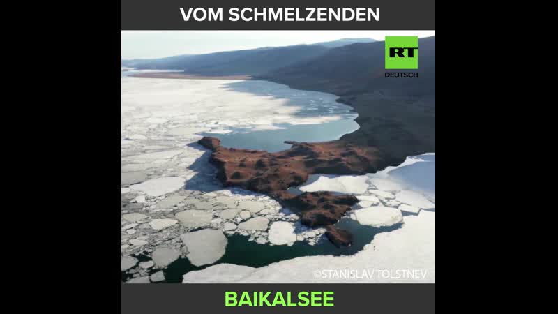 Endlich frühling in sibirien! der eispanzer auf dem baikalsee schmilzt