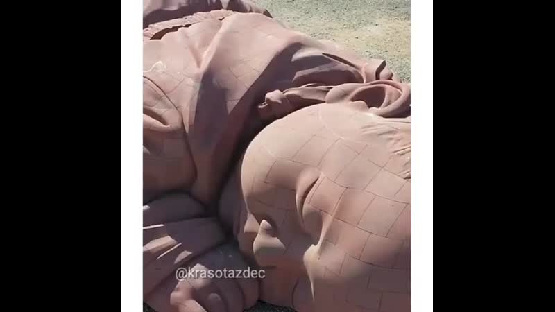 Гигантскую скульптура спящего ребенка в пустыне гоби, китай