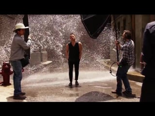 Channing tatum poses in the rain for annie leibovitz