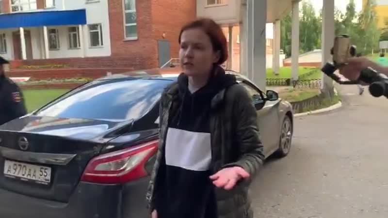 Какие то гопники не пускают нас к немецким врачам, вывели их через запасной выход и увезли