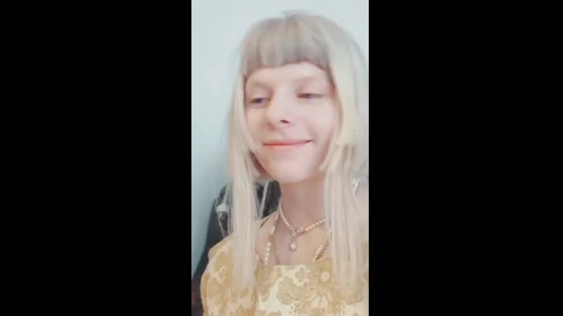 Я трогаю свою полку i touch my shelf