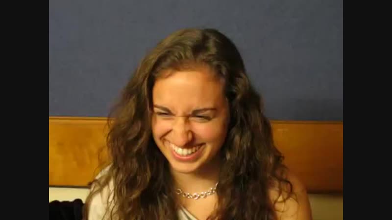 Девушка пародирует зверюшек