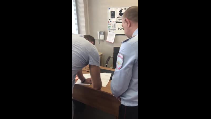 Алексею навальному принесли повестку в суд за акцию в поддержку голунова