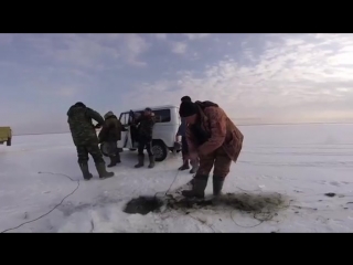 Браконьер метнул нож в егеря