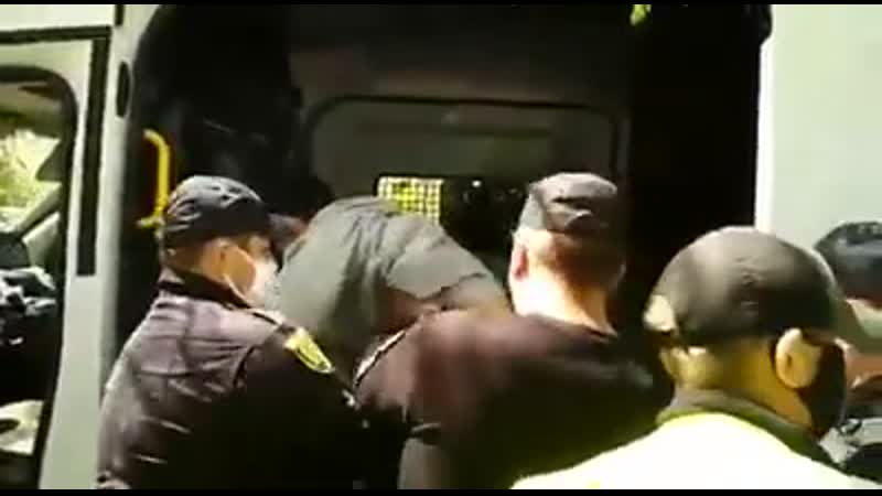 Торжественный вынос особо буйного ватного тела в одессе)))👊🏻😷😂😷😂