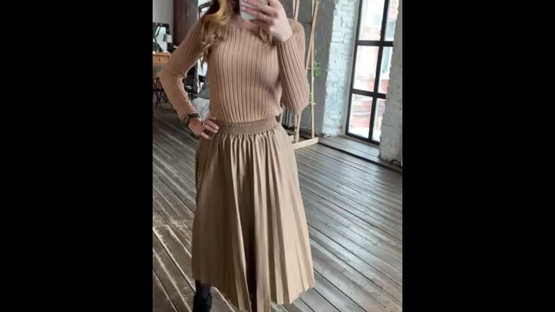 Бежевый не сдаёт своих позиций 🤩 ⠀ базовый цвет + базовые вещи = базовый гардероб ☝🏻 ⠀ базовые свитера и гольфики, вообще не зам