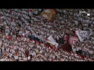 Jugadores celebrando la victoria ante el manchester con el gol norte