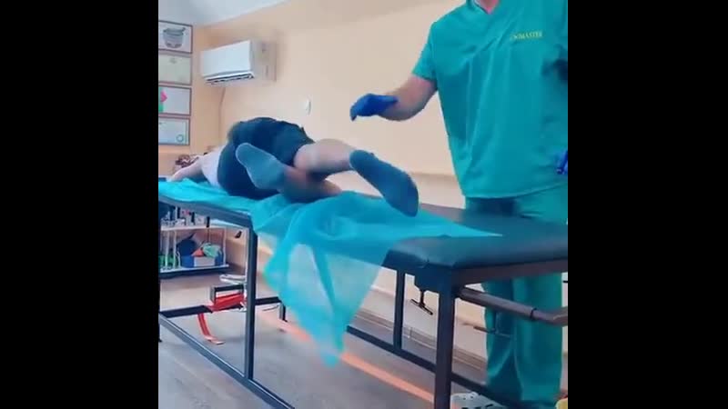 Муж очень боится щекотки)