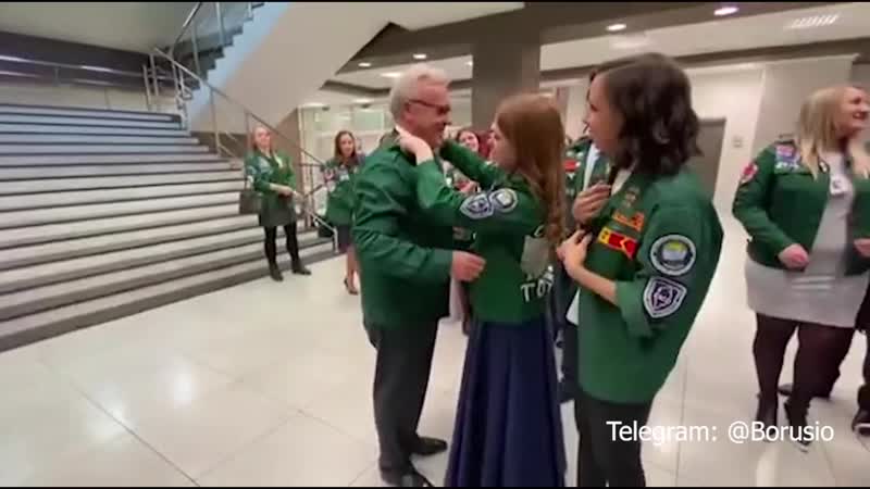 Александру уссу поправили воротничок