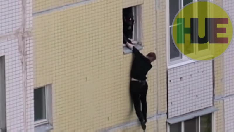 В зеленограде полицейский спас человека, который повис на окне жилого дом