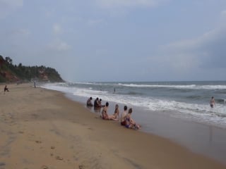 Пляж в варкале в конце мая, сильные волны (varkala, kerala)
