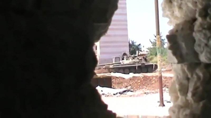 Сирия поврежденный т 72м1 саа пытается выйти из под огня гранатомётчиков боевиков 2013