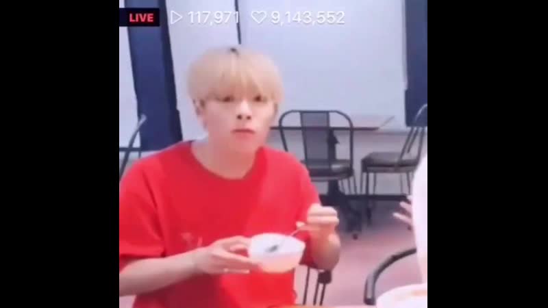 Jeongin looks terrified please ejejdjfn