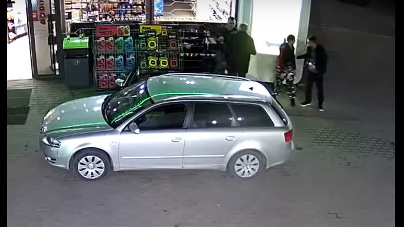 На украине пьяные полицейские прилюдно издевались над девушкой, а очевидцы боялись вмешаться