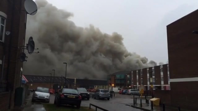Промышленная пекарня загорелась на севере лондона