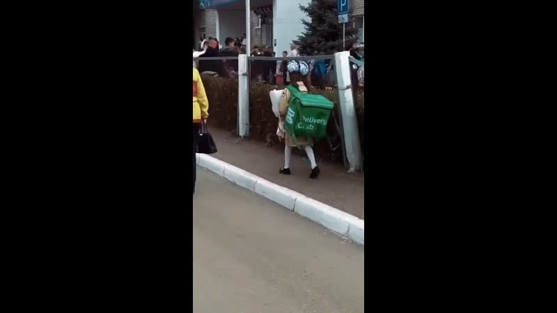 Первоклассница идёт на занятия