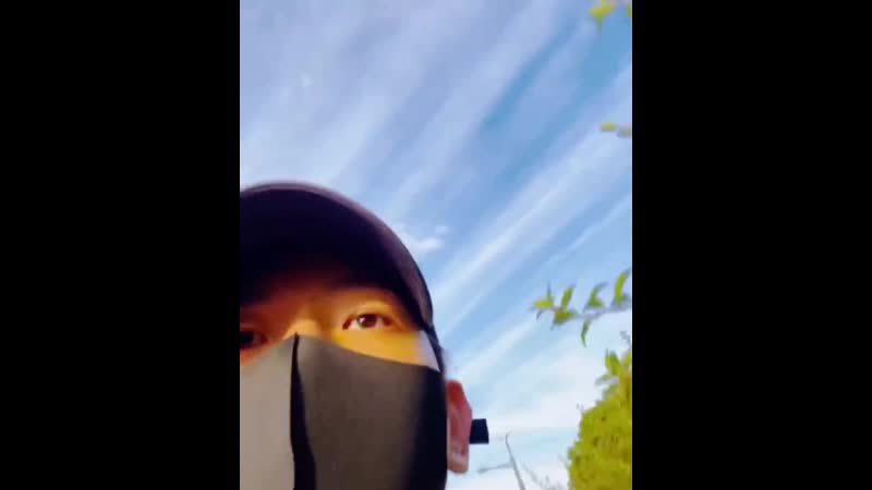 Baekhyun’s vlive got cut off earlier because sehun called him baekhyun sehunnie just