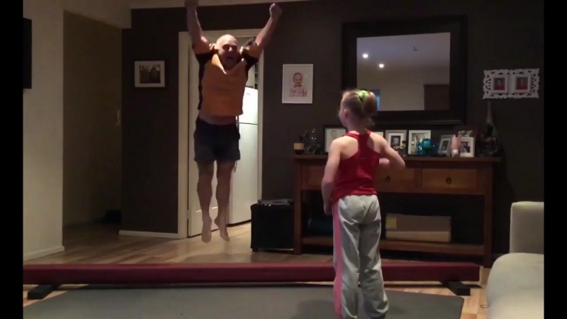 Отец повторяет за дочкой © видеожесть