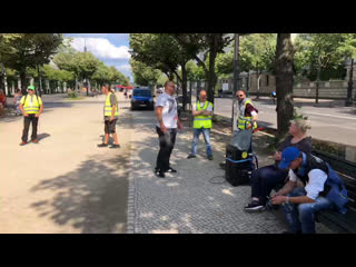 Kundgebung vor dem bismarck denkmal in berlin