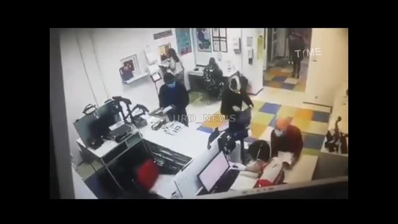 Эта женщина пришла в отделение "новой почты" с целью получить посылку, но сотрудники отделения потребовали надеть маску женщина