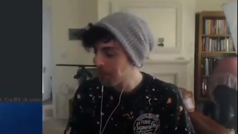 Мама пытается не попасть в кадр во время стрима [жю]