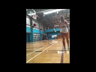 Девушка лоо управляется с мячиками