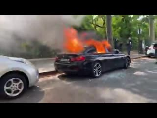 Antifa have burning cars in #paris, msm are blaming the #yellowvests see how it works