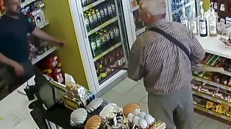 Дед с лопатой спас девушку от молодые