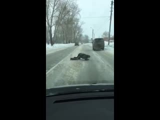 В бердске новосибирская область пешеход решил не перейти, а проползти через дорогу