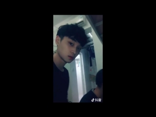 【tik tok china】trào lưu mới hôn trộm crush