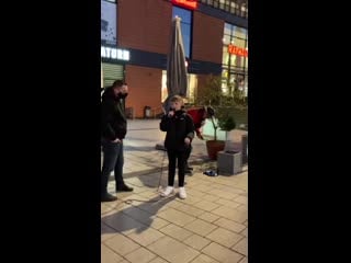 Junger mann hat voll den coronadurchblick