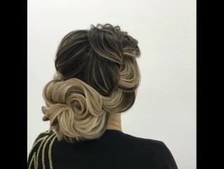 Великолепная прическа с пучком