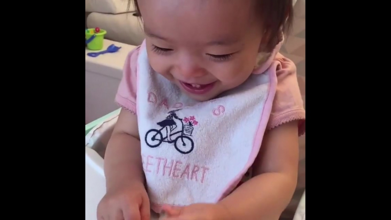 Mon bébé d'amour💕💕
    늘 즐거운 우리 딸~ 장난끼가 벌써부터 충만해서 같이 париж 02 07 2017