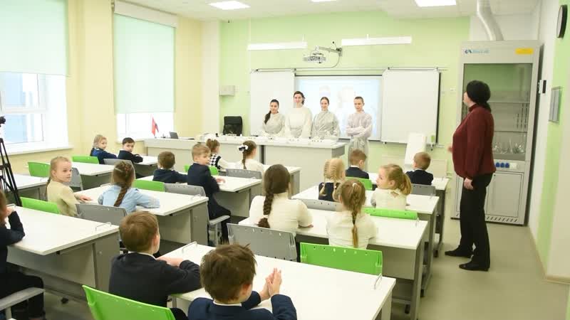 Старшеклассники котовской школы экотех провели урок химии для первоклассников