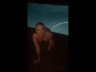 Chloe scott выплывает из бассейна, звезда порно модель