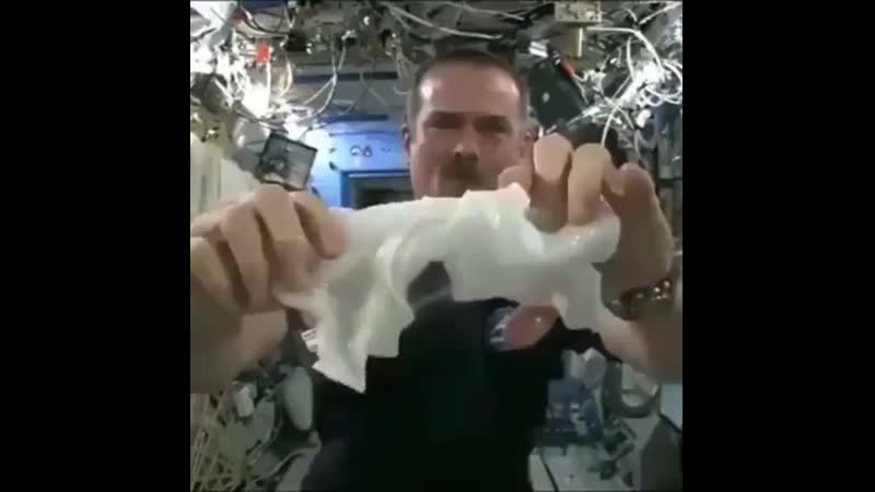 Выжимание мокрой тряпки в невесомости