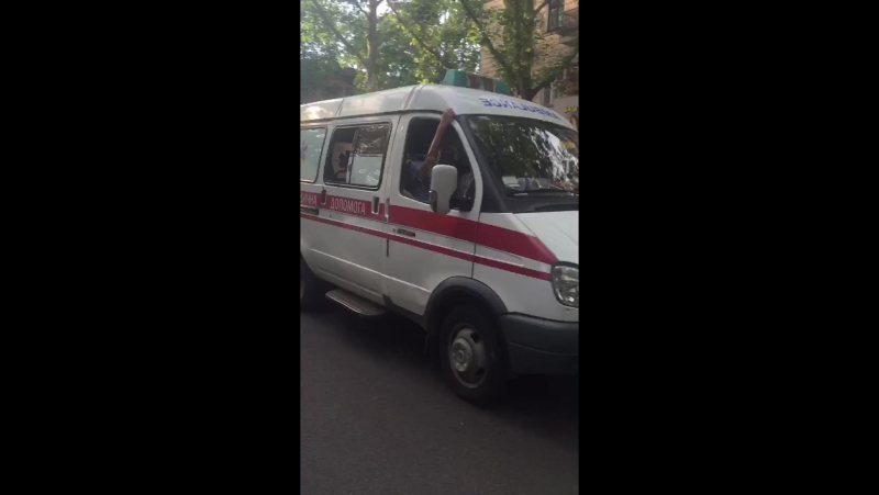 Скорая помощь увозит пострадавшую девушку