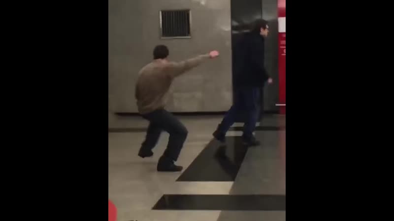 Метро скрипач танцы