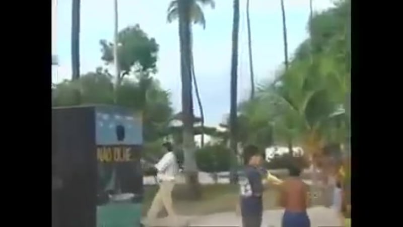 На будке жёлтыми буквами написано не смотреть