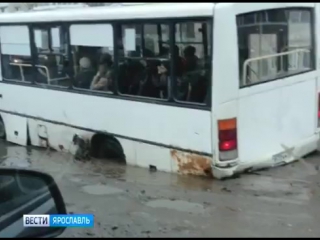 Автобус провалился в асфальт, скорая утонула в грязи, автокран вместе с куском обочины свалился в кювет