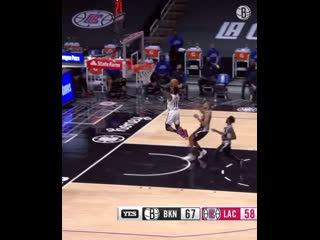 Кайри бьет сверху с двух ног