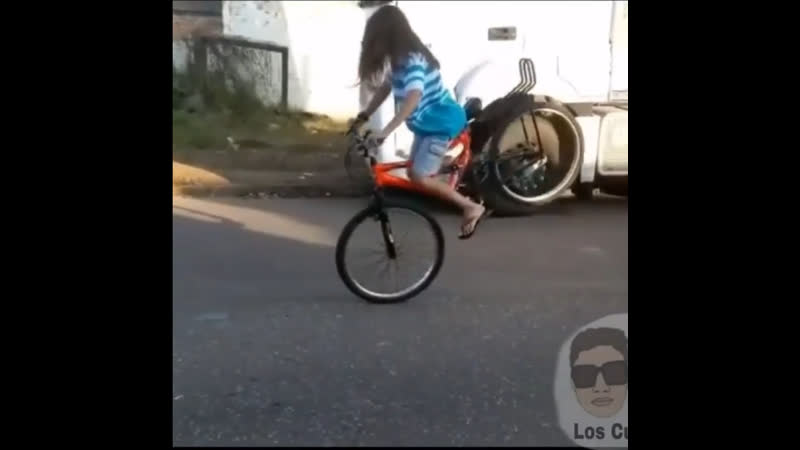 Девушка делает стоппи на велосипеде