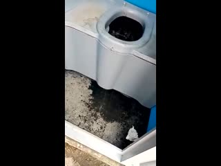 Спрятался в общественном туалете